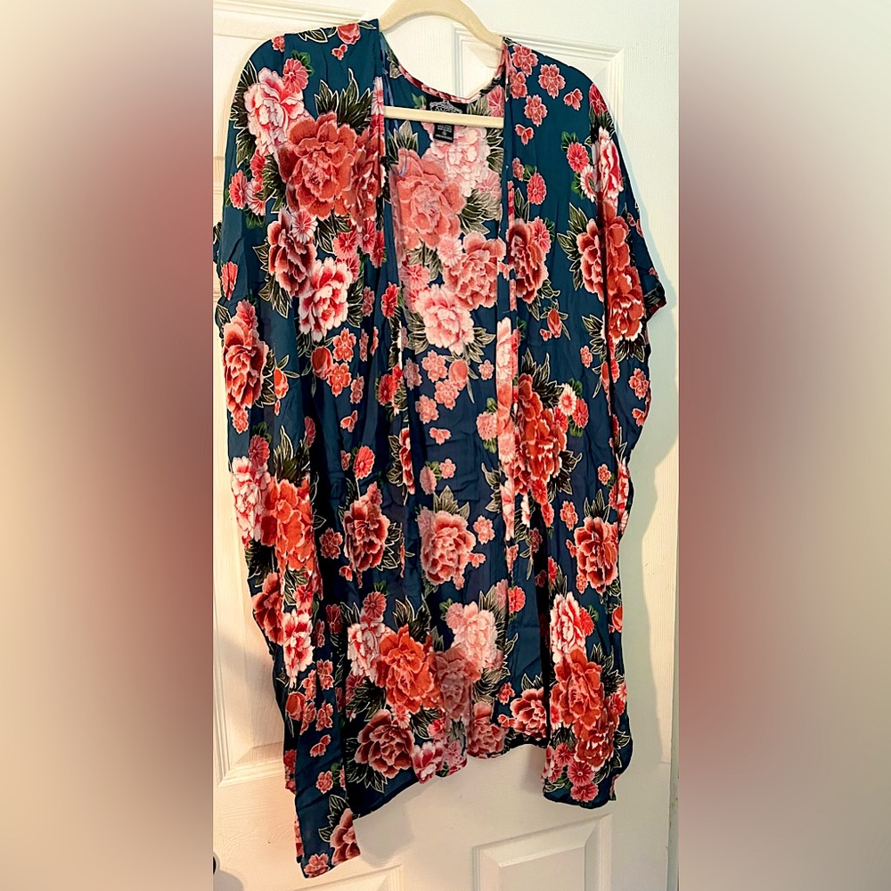 Angie open front floral kimono size medium